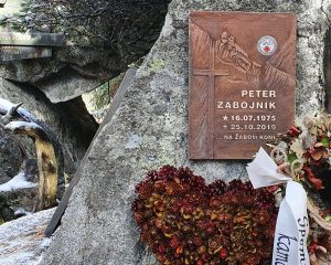 Tabuľa Petra Zábojníka - Symbolický cintorín