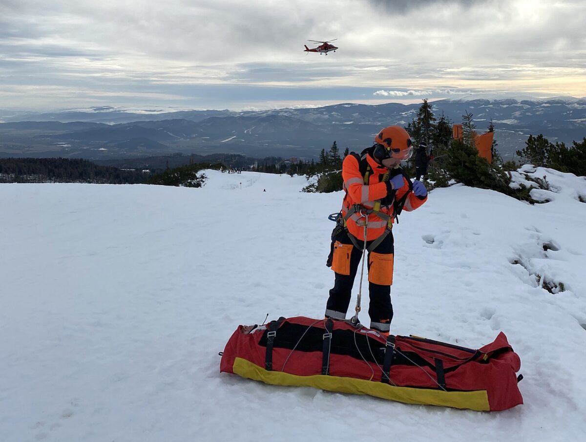 Počas Vianoc musel na lyžiarskych svahoch v Tatrách zasahovať aj vrtuľník