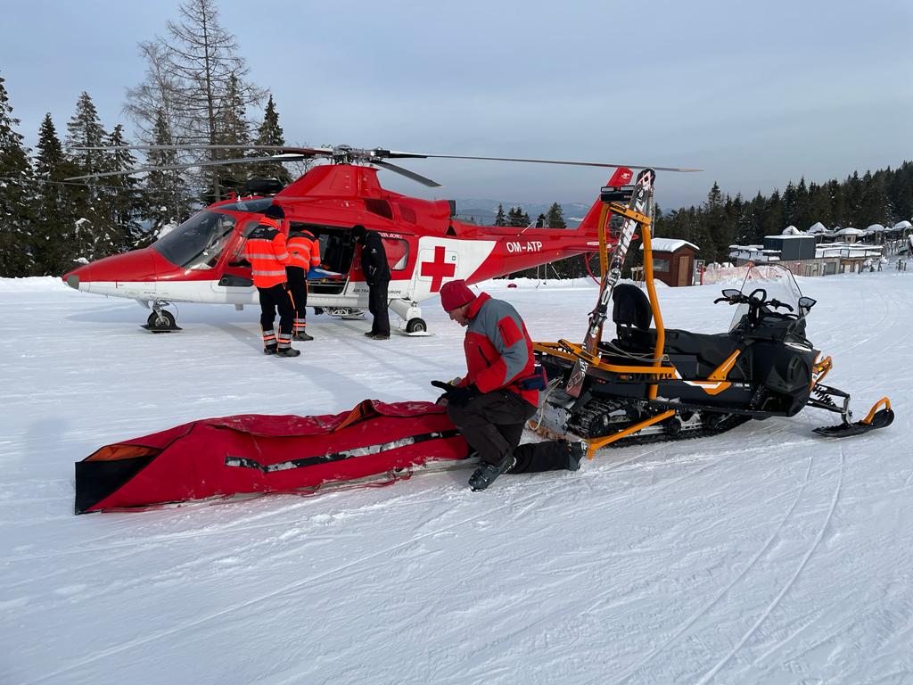 Záchranári: Zrážok lyžiarov na svahov pribúda